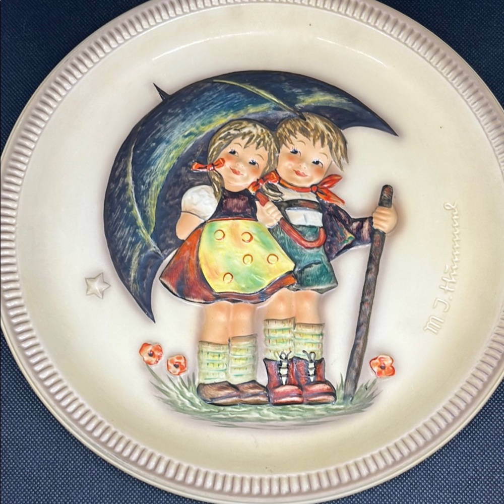 Hummel Cream and Green collectors plate.